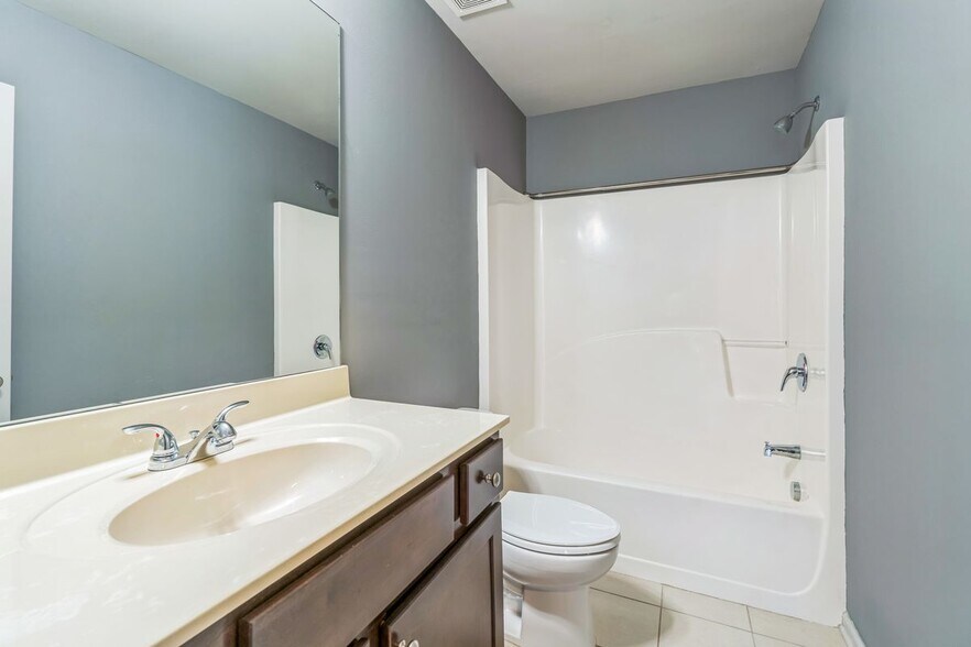 Building Photo - 5080 Whiteoak Terrace SE