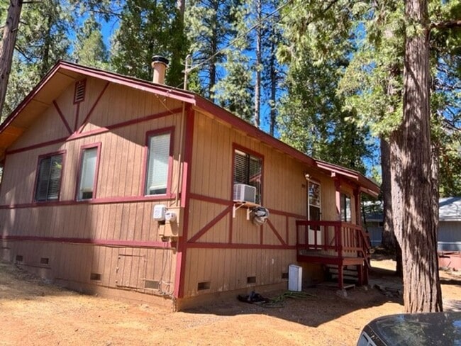 Building Photo - "L" Street in Sugar Pine