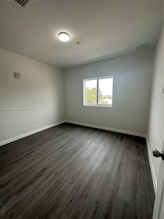 Building Photo - 2311 NW 22nd Ave