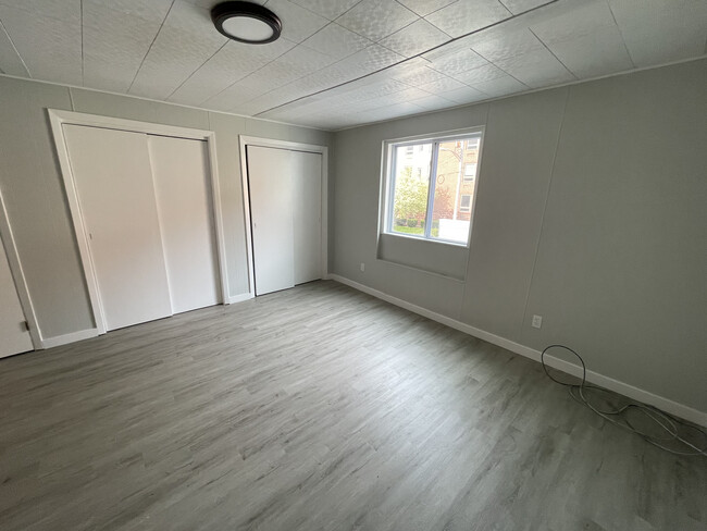 Building Photo - 628 4th Ave