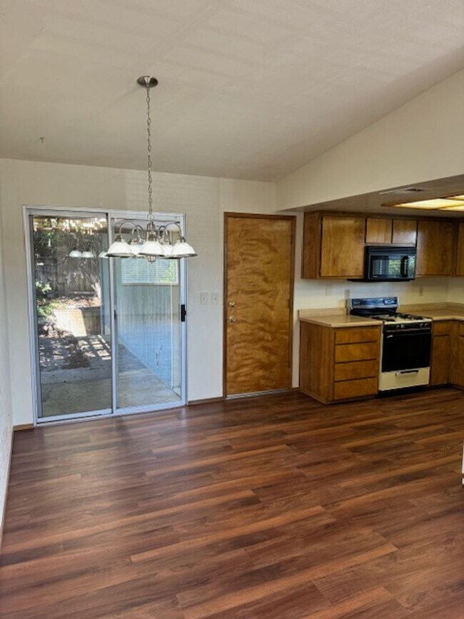 Building Photo - Lake Forest Estates Home Close to Shopping...