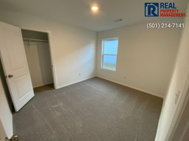 Building Photo - 1495 Meadows Dr