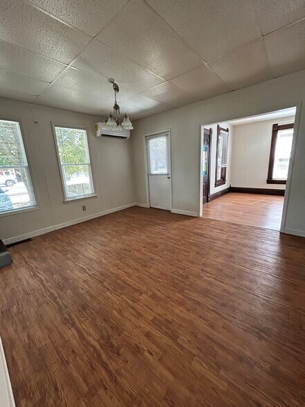 family room - 500 W Walnut St