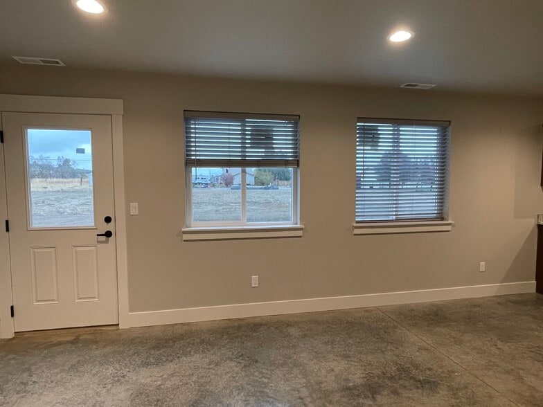 Building Photo - 412 W 1st St