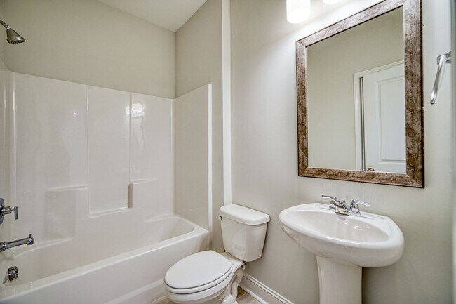 Building Photo - Gorgeous 4 BR, 3 BA Home With Easy Access ...