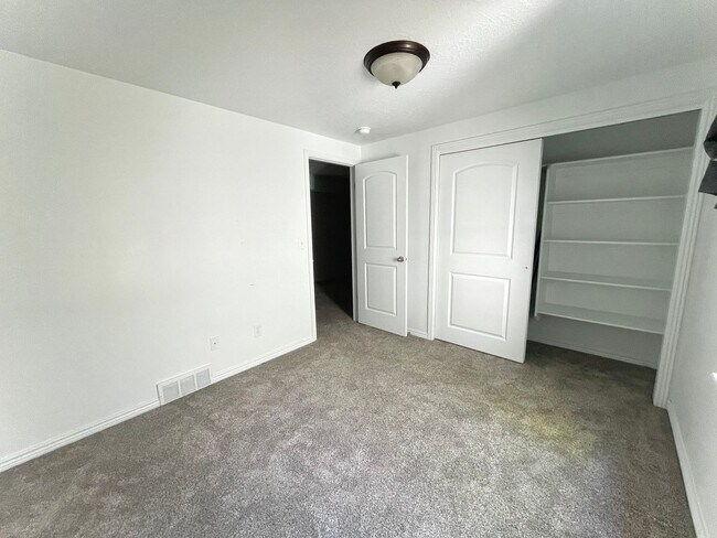Building Photo - 4 bed 3 bath Townhome