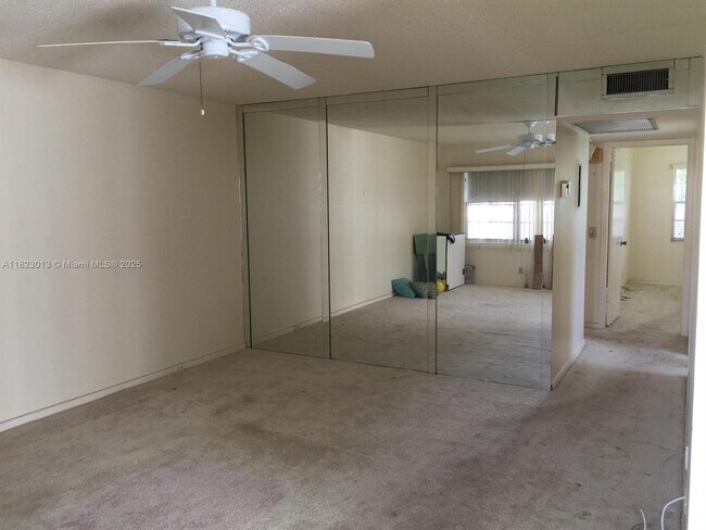 Building Photo - 564 Fanshaw N