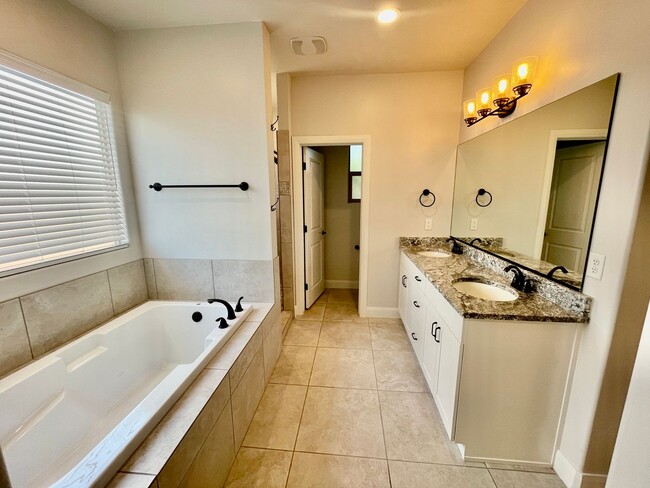 Building Photo - Beautiful Pet-Friendly 4-BR Home in Hurricane