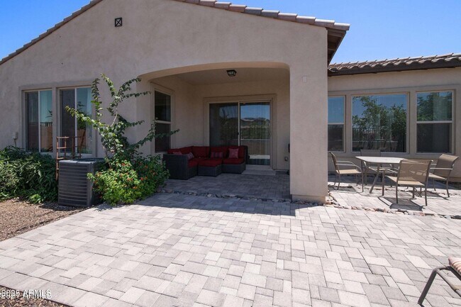 Building Photo - 3862 E Bart St