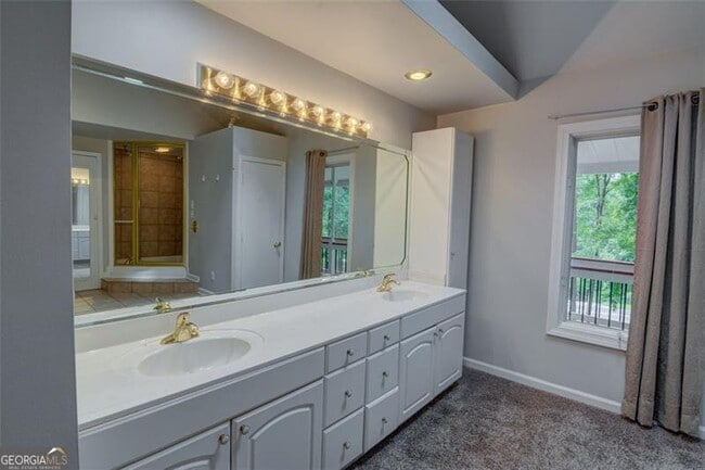 Building Photo - 639 Lakeshore Dr NW