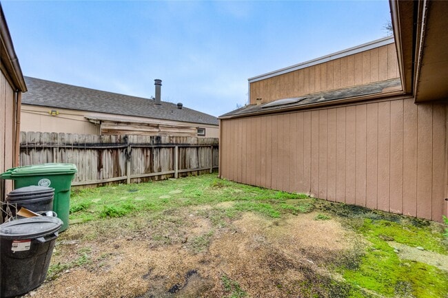 Building Photo - 12327 Fairmeadow Dr