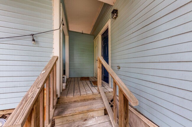 Building Photo - 406 W Johanna St