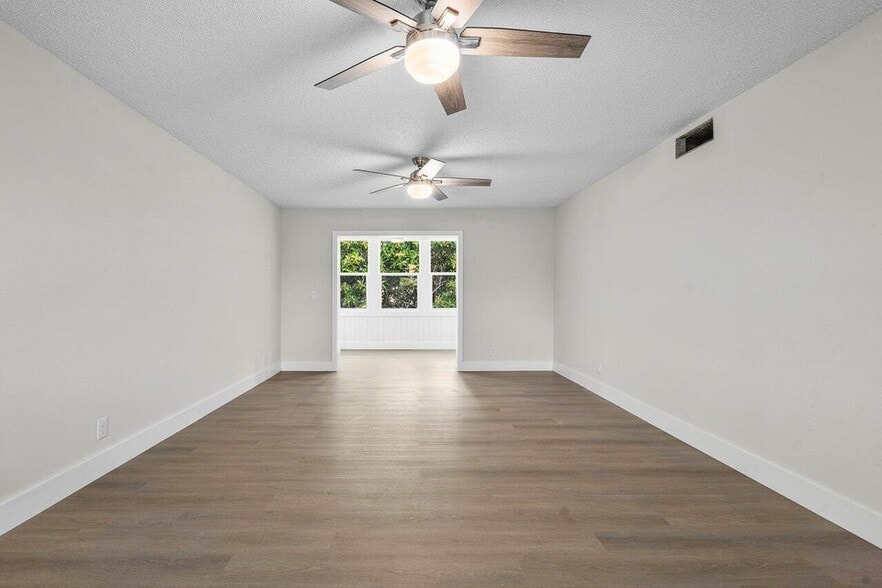 Building Photo - 2601 NE 3rd Ct