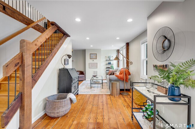 Building Photo - 736 Main St