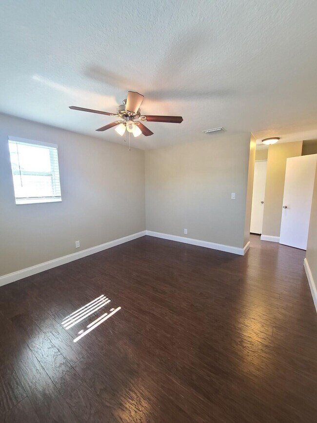 Building Photo - 3201 Bayview Dr