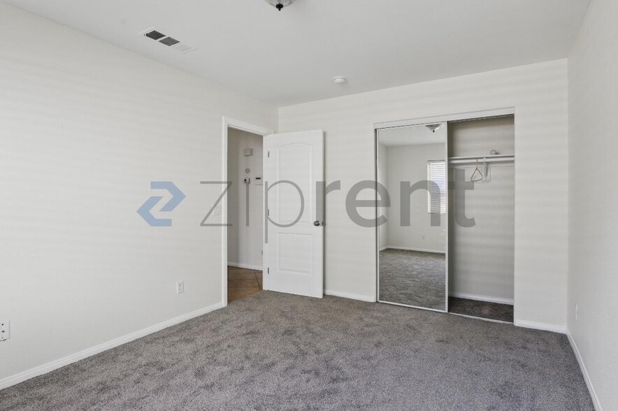 Building Photo - 1365 Valley View Ave