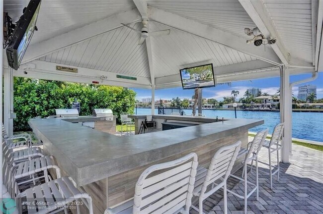 Building Photo - 6211 Bay Club Dr