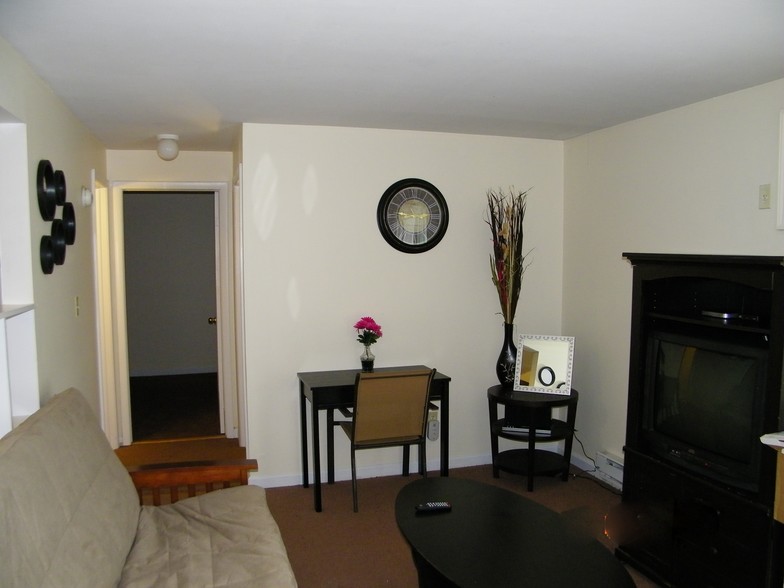 Living room - 4 N Hamilton St