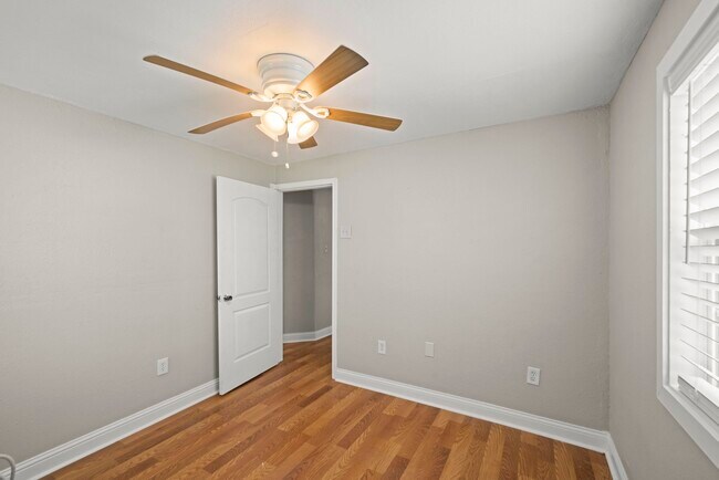 Building Photo - 303 Linwood St