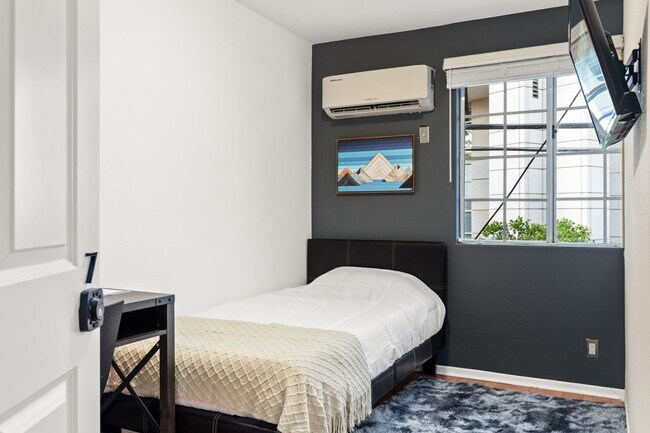 Building Photo - 10777 Ashton Ave