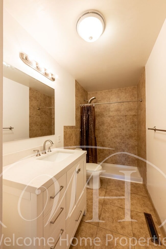 Building Photo - Spacious 5 Bedroom Home with Fenced Yard & Covered Parking