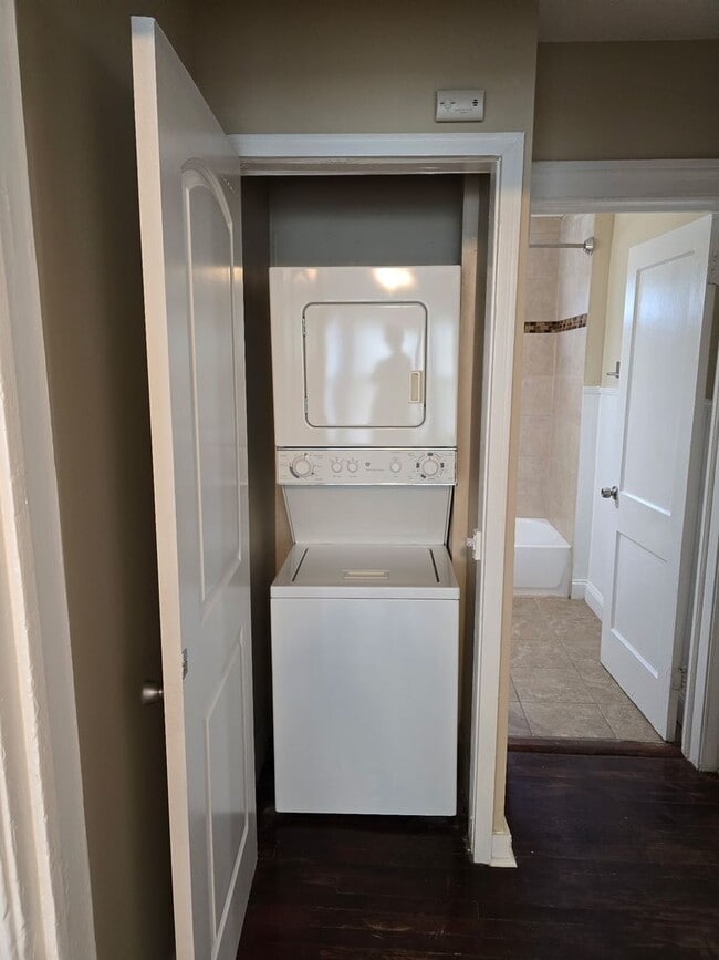 Building Photo - 583 Colonial Cir SE