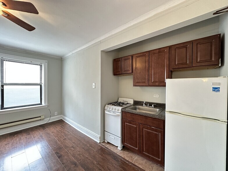 Building Photo - 4349 N Damen Ave