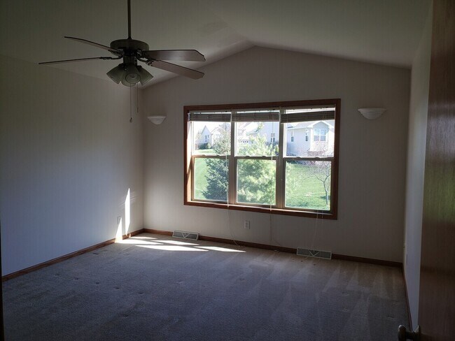 Building Photo - 105 E School Rd
