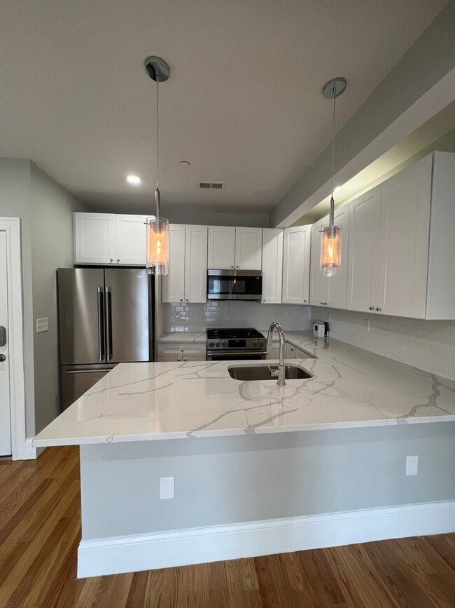 Building Photo - Large 2 Bedrooms Plus a Bonus Room. 2 Full...