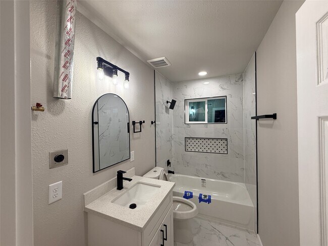 Building Photo - 5238 Pease St