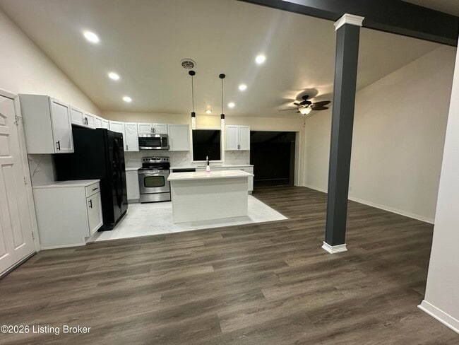 Building Photo - 4806 Mid Dr