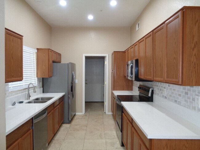 Building Photo - Great 3 bedroom house in gated community near Arrowhead Town Center