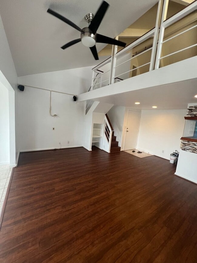 Building Photo - Loft, 2 Bedrooms, Split Townhouse, AC, 2 Parking