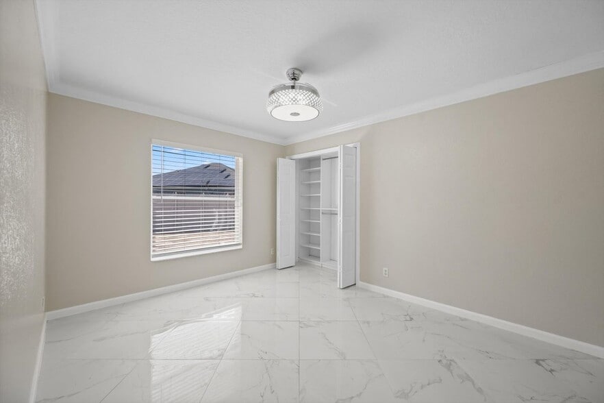 Building Photo - 5450 NW South Crisona Ct