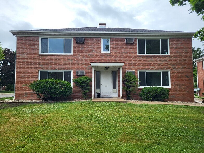 Building Photo - 1301 Jewel Ct
