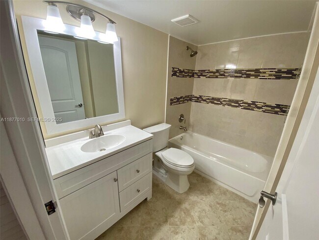 Building Photo - 8881 Fontainebleau Blvd