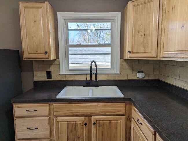 Building Photo - AVAILABLE NOW! - 2 Bedroom / 1 Bath Home i...