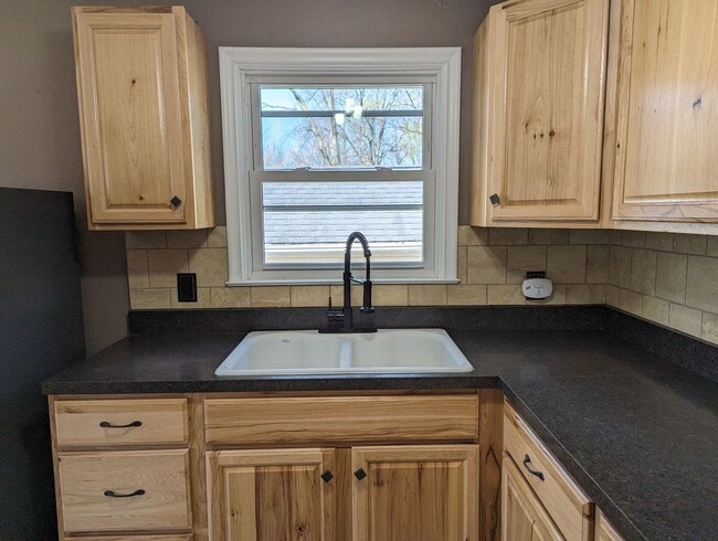 Building Photo - AVAILABLE NOW! - 2 Bedroom / 1 Bath Home in Great Beavercreek Neighborhood!