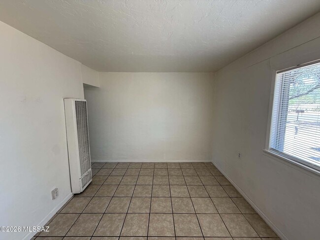 Building Photo - 460 E Delano St