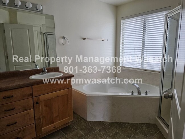 Building Photo - Come Check Out This Newly Updated 5 Bedroom 3 bathroom Home in South Jordan!