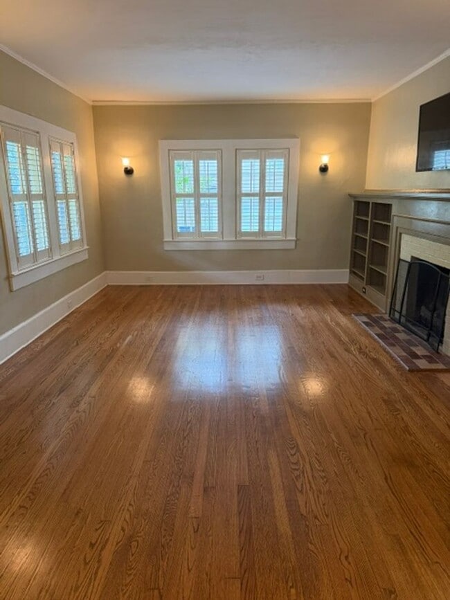 Building Photo - Beautiful and Spacious Home in Historic Bellwood in Downtown Northport