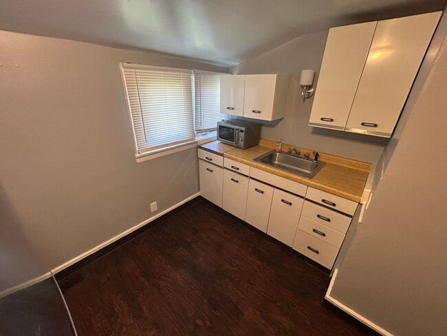 Building Photo - WestonWay633-635