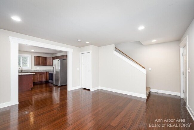 Building Photo - 2 Maple Vlg Ct