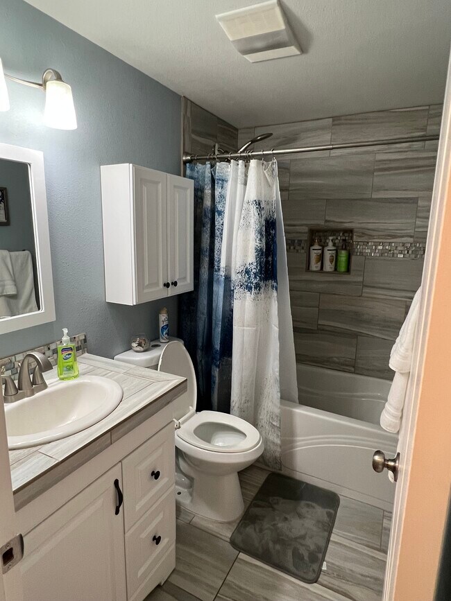Main Bathroom - 4817 NE 52nd Cir