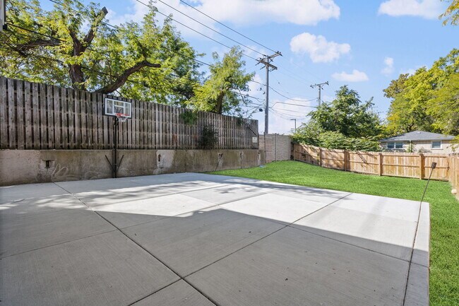 Building Photo - 2635 W 94th Pl