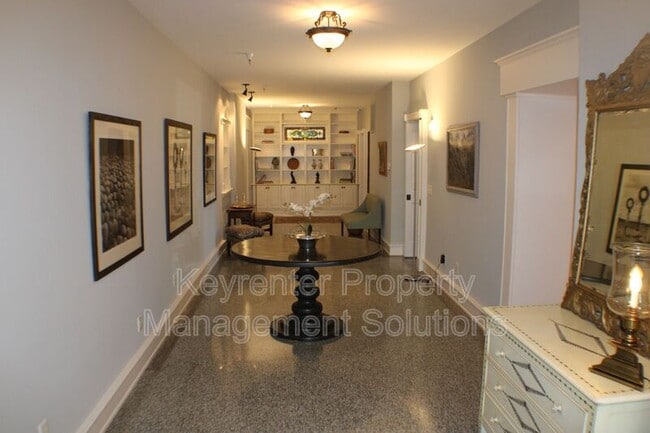 Building Photo - 100 W Village Dr