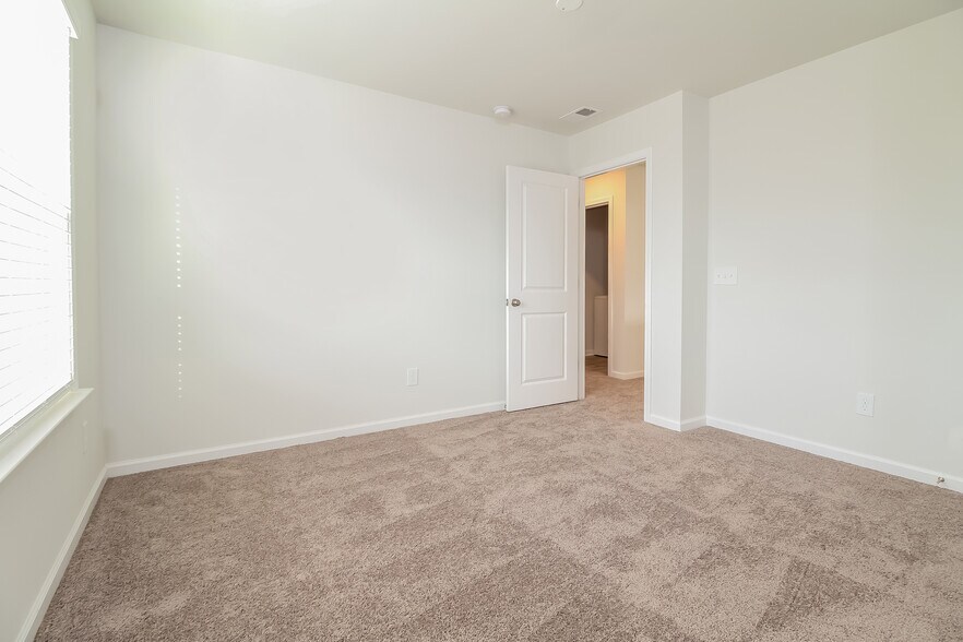 Building Photo - 518 Whittier St