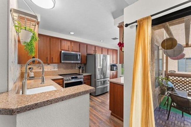 Building Photo - 3 Bedroom Townhouse