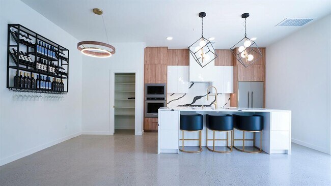 Building Photo - 605 N Idaho Ave