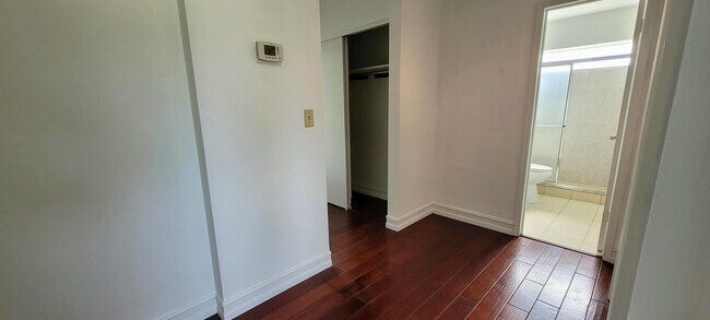 Building Photo - 949 W Royal Palm Rd
